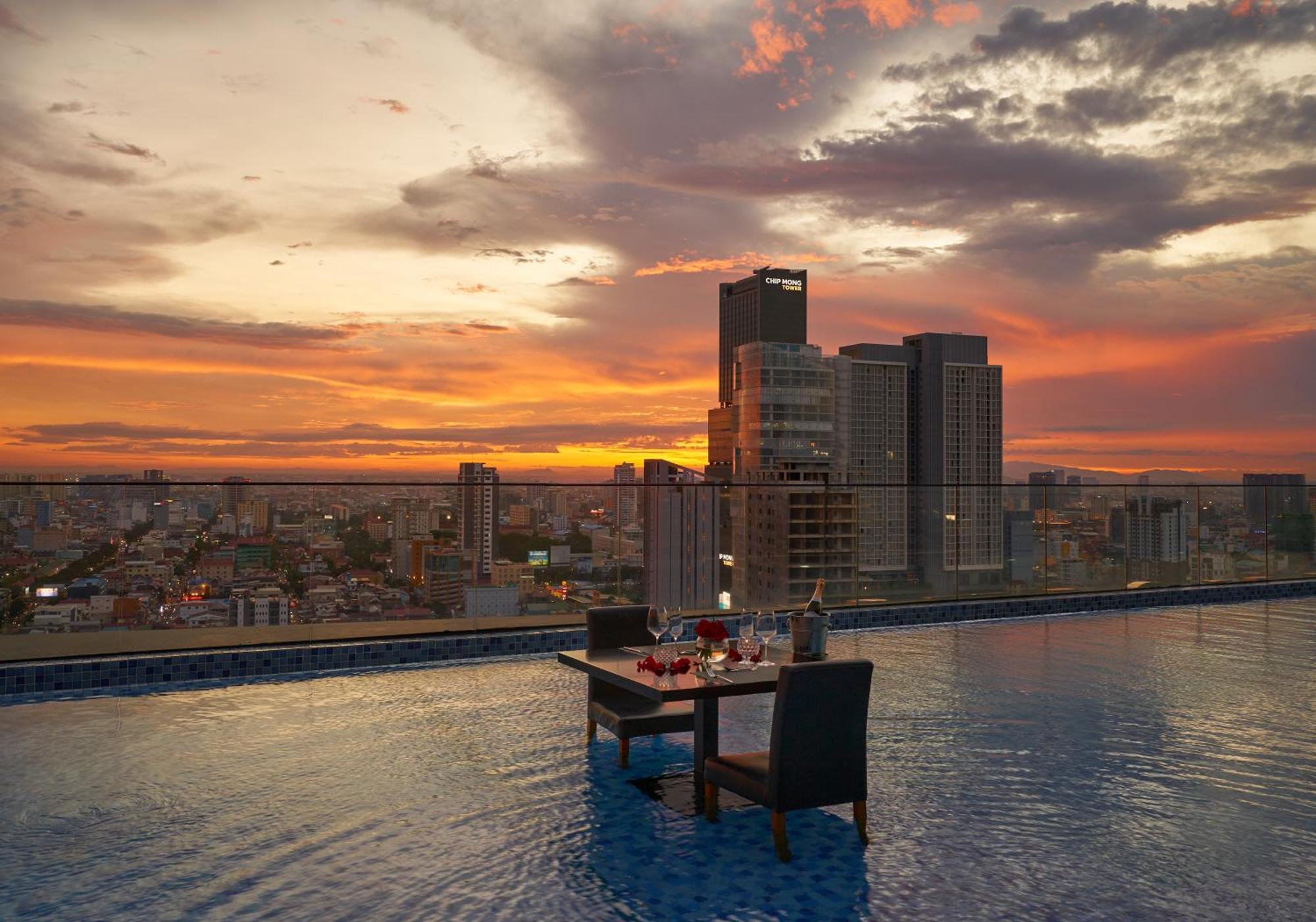 Luxcity Hotel & Apartment Phnom Penh Esterno foto