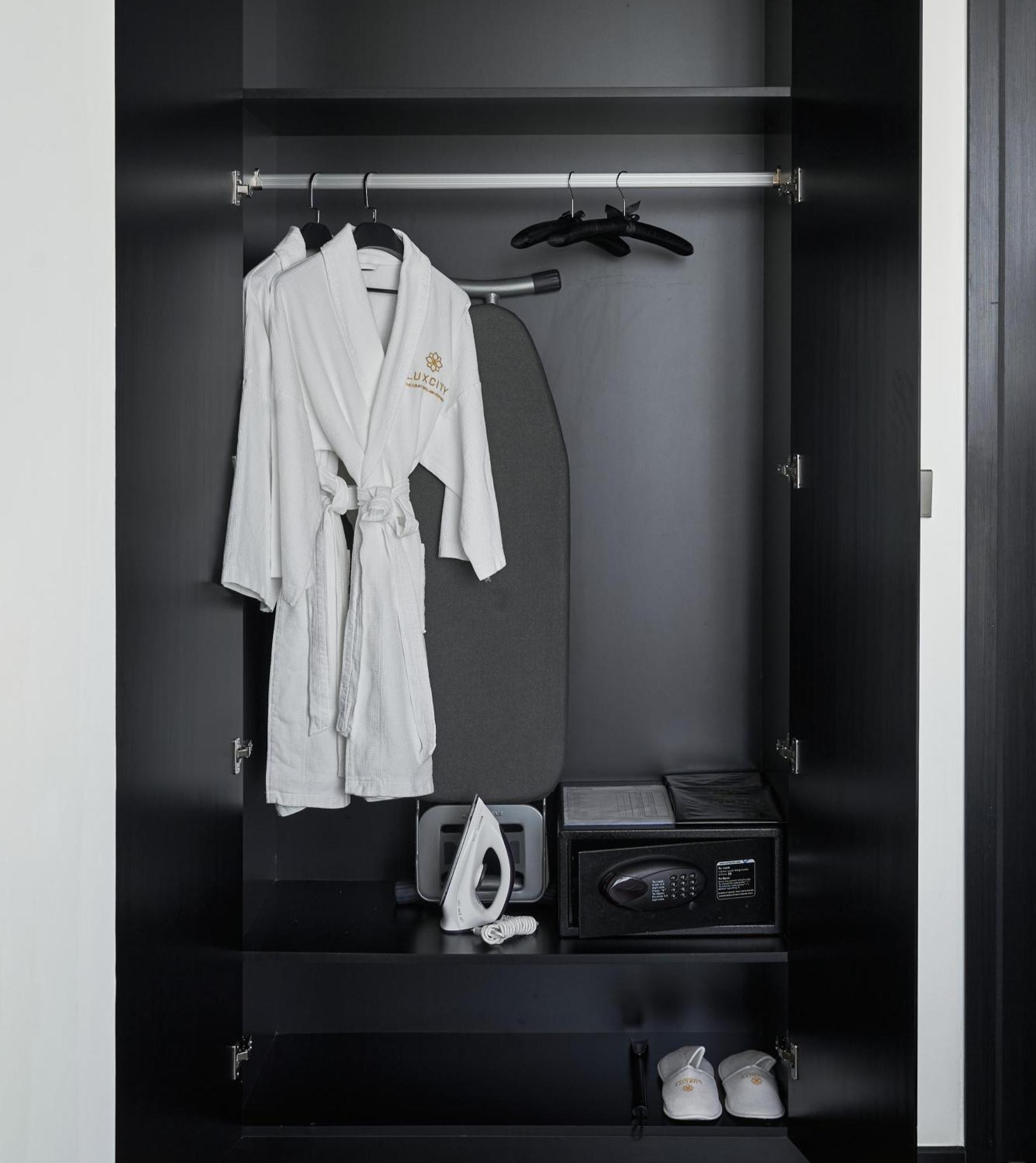 Luxcity Hotel & Apartment Phnom Penh Esterno foto