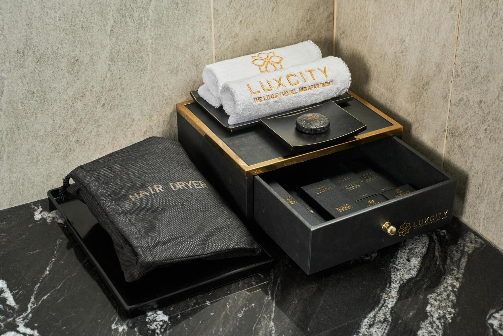 Luxcity Hotel & Apartment Phnom Penh Esterno foto