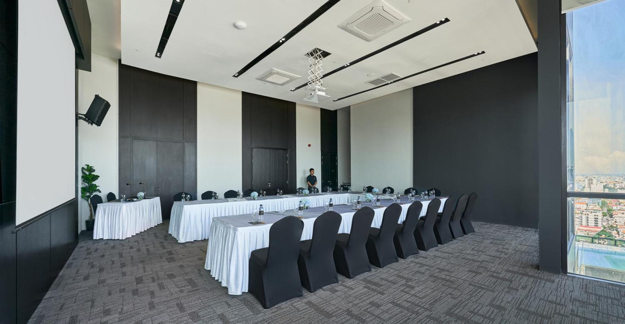 Luxcity Hotel & Apartment Phnom Penh Esterno foto