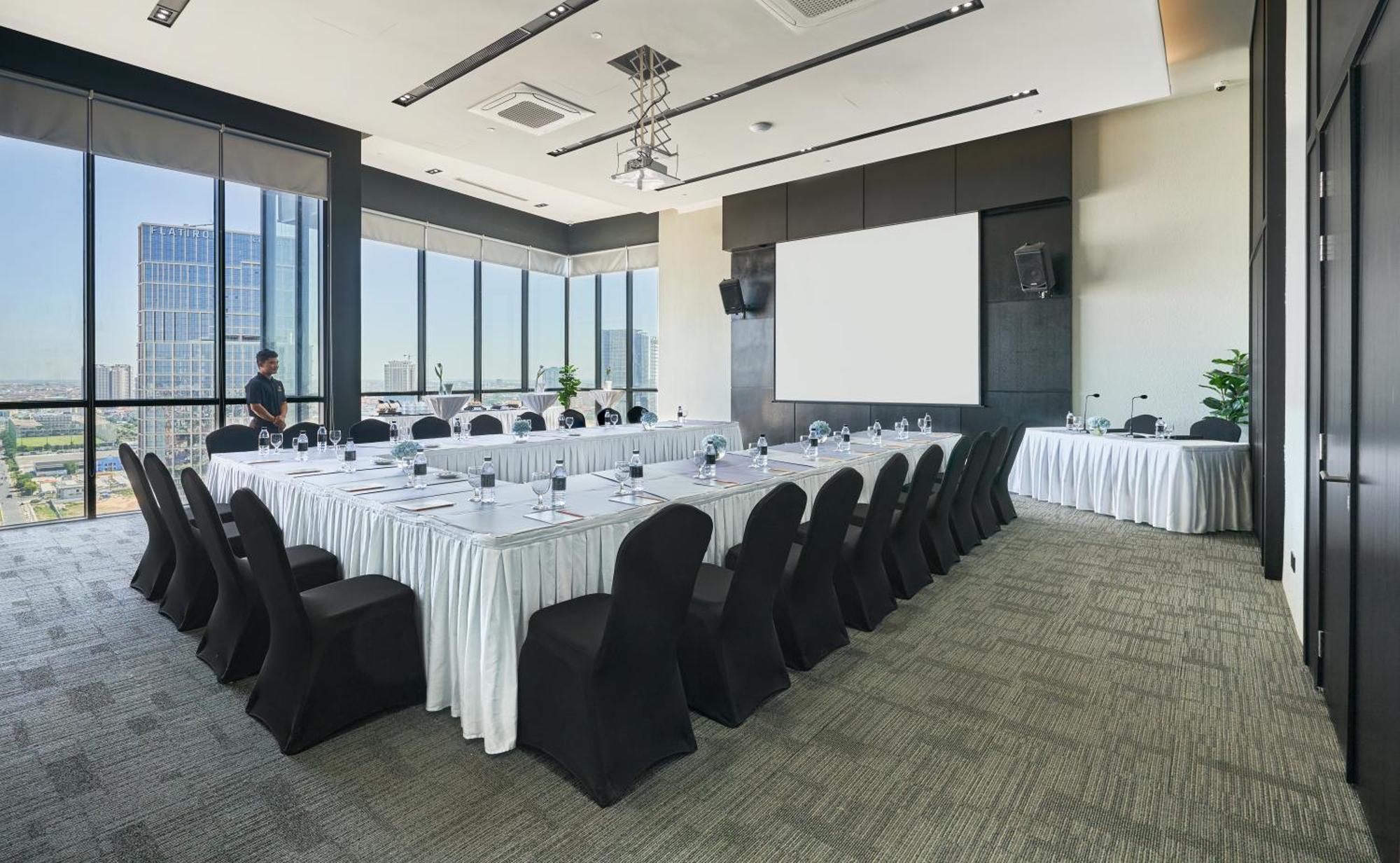 Luxcity Hotel & Apartment Phnom Penh Esterno foto