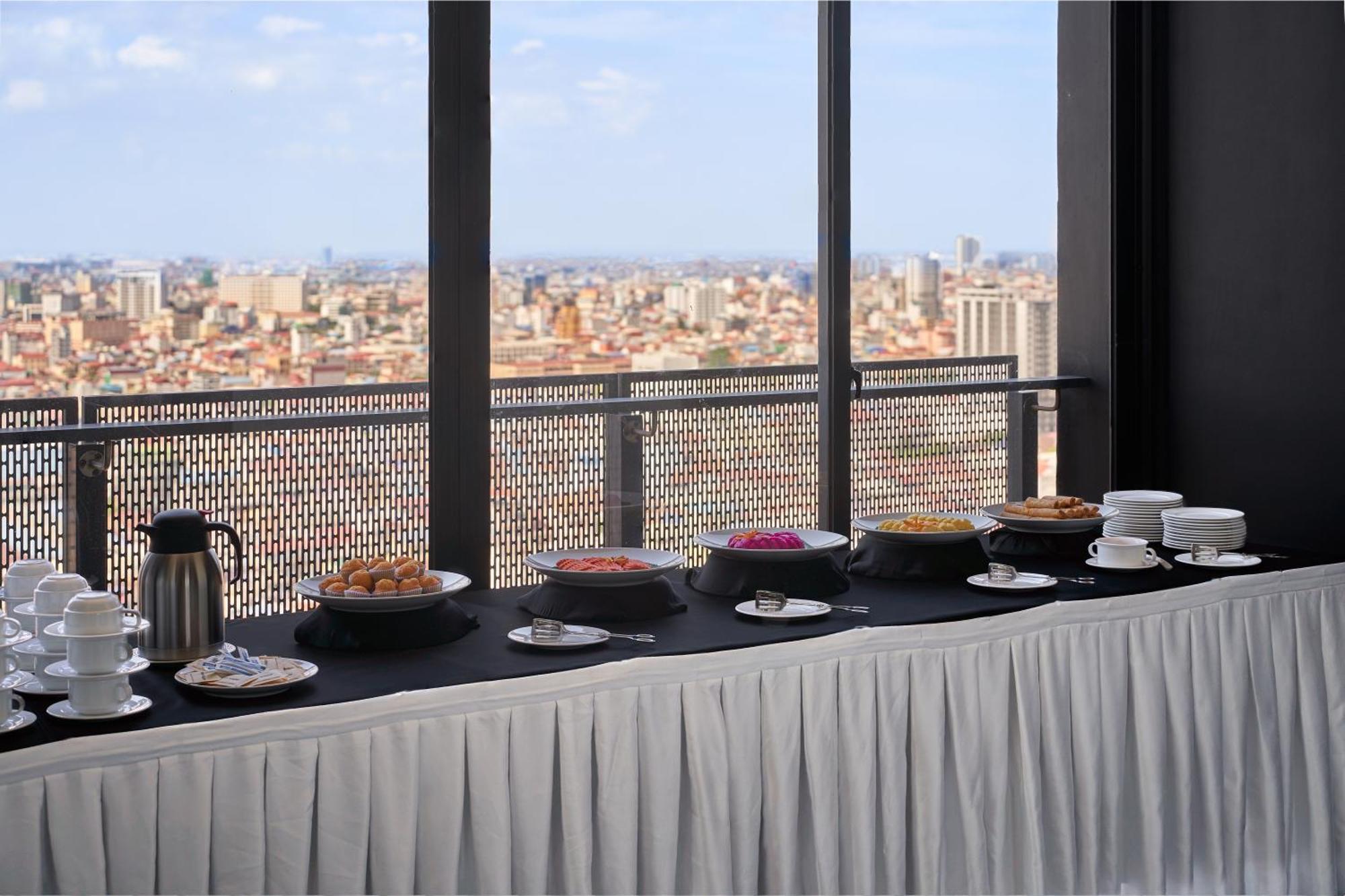 Luxcity Hotel & Apartment Phnom Penh Esterno foto