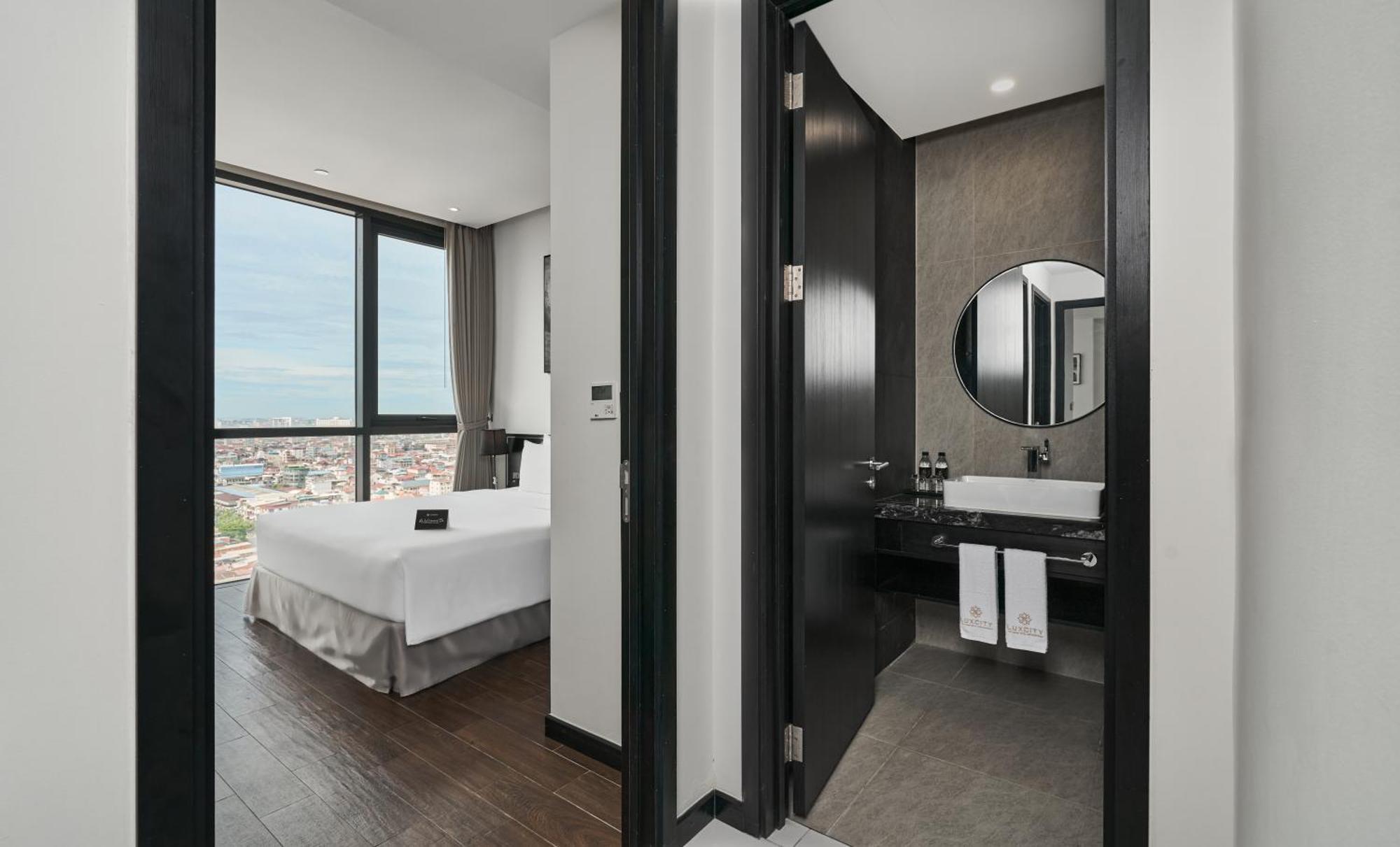 Luxcity Hotel & Apartment Phnom Penh Esterno foto