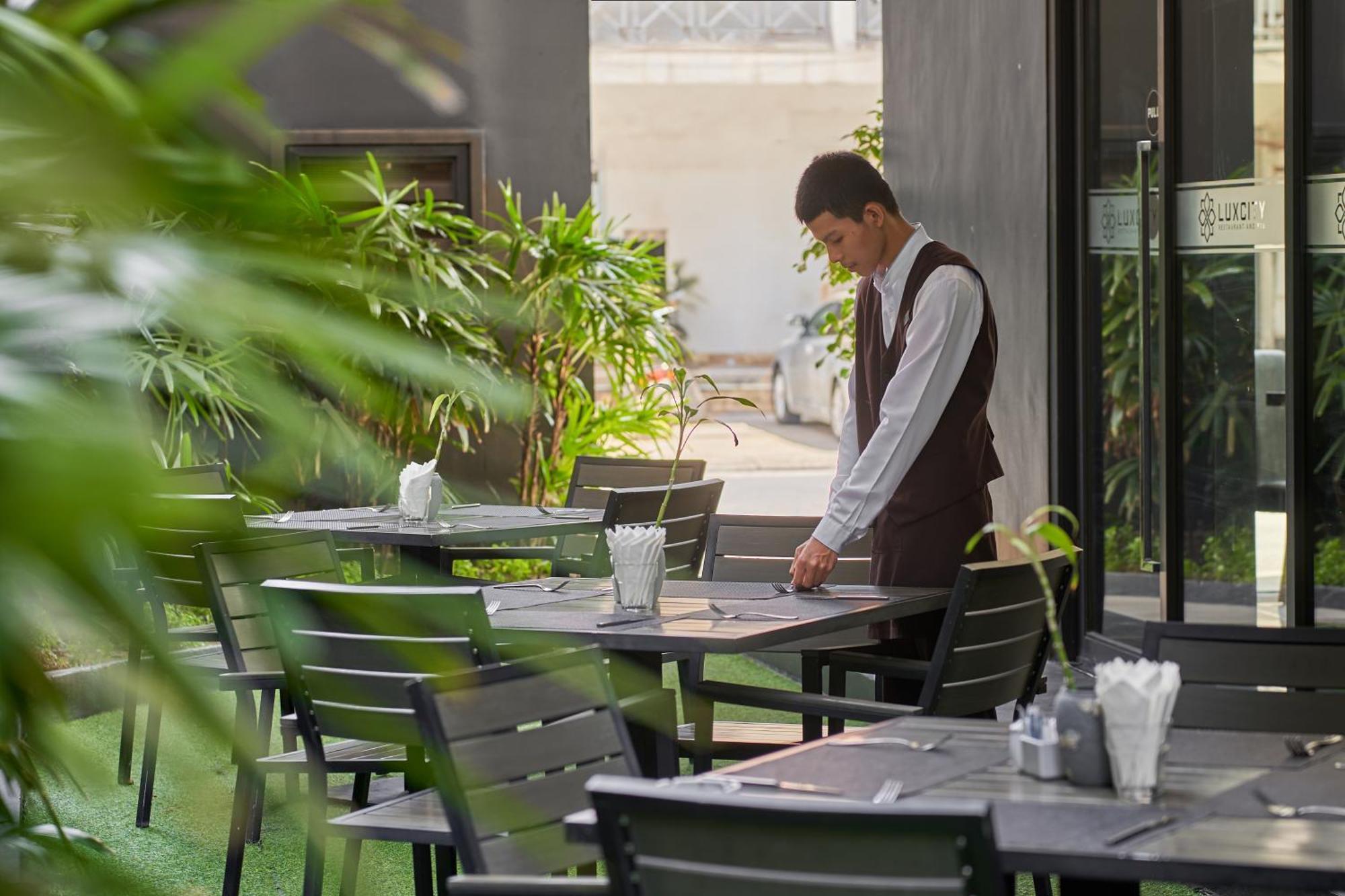 Luxcity Hotel & Apartment Phnom Penh Esterno foto