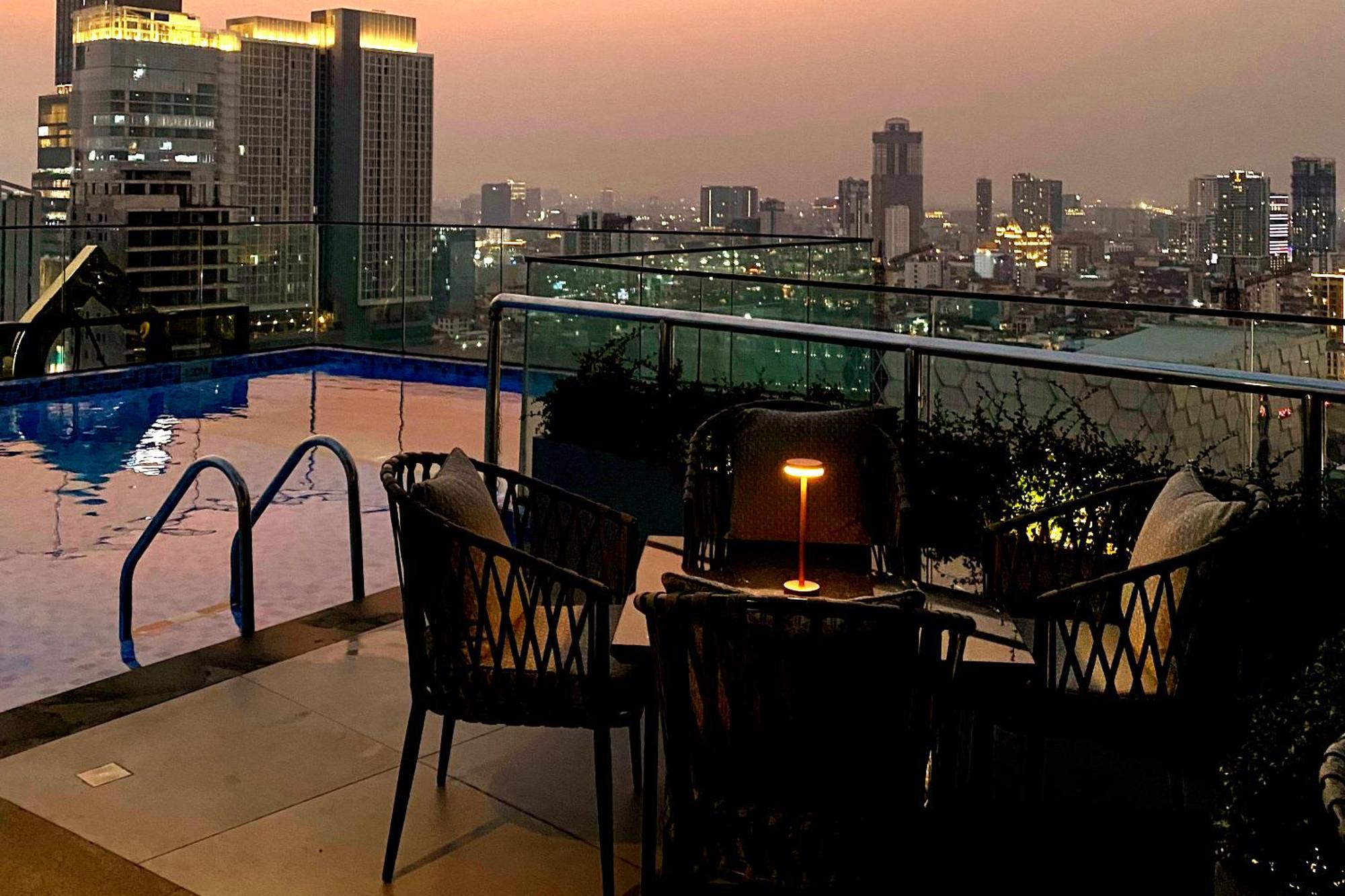 Luxcity Hotel & Apartment Phnom Penh Esterno foto